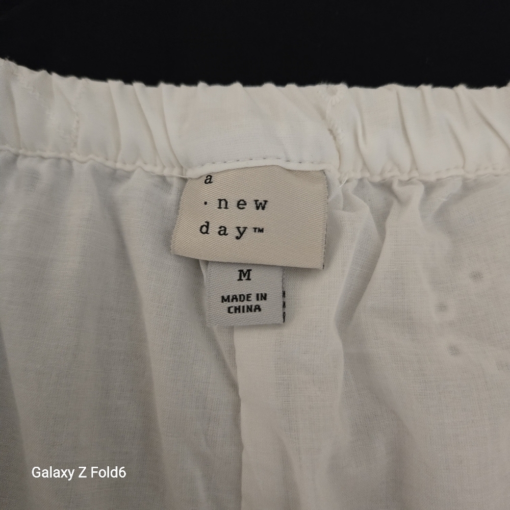 A‎ New Day White Eyelet Embroidered Cotton Shorts Scallop Hem Women’s M NWT - Picture 3 of 6